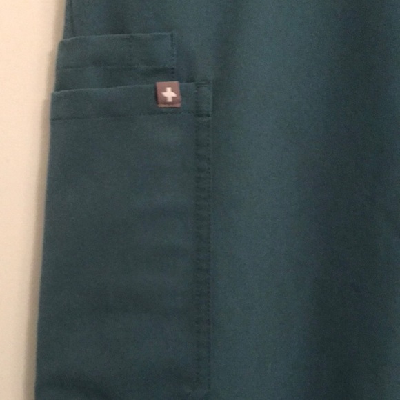 ❌❌SOLD ❌❌ Figs Hydrogreen Scrub Set - Picture 7 of 7